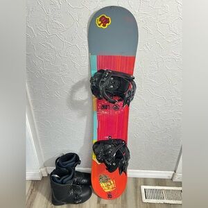 Burton Custom Smalls 135cm Snowbard Burton Flite Medium Binding & Flow Boots 8.5